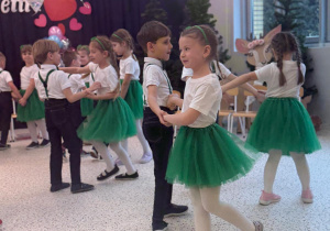 „Wspomnienia, które łączą pokolenia...”- Dzień Babci i Dziadka w grupie VI