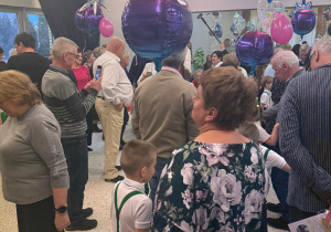 „Wspomnienia, które łączą pokolenia...”- Dzień Babci i Dziadka w grupie VI