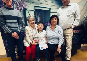 „Wspomnienia, które łączą pokolenia...”- Dzień Babci i Dziadka w grupie VI