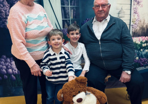 „Wspomnienia, które łączą pokolenia...”- Dzień Babci i Dziadka w grupie VI