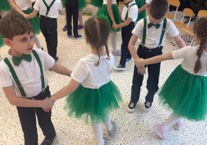 „Wspomnienia, które łączą pokolenia...”- Dzień Babci i Dziadka w grupie VI