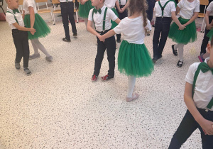 „Wspomnienia, które łączą pokolenia...”- Dzień Babci i Dziadka w grupie VI