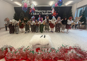 „Wspomnienia, które łączą pokolenia...”- Dzień Babci i Dziadka w grupie VI