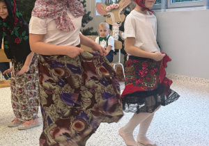 „Wspomnienia, które łączą pokolenia...”- Dzień Babci i Dziadka w grupie VI