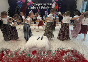 „Wspomnienia, które łączą pokolenia...”- Dzień Babci i Dziadka w grupie VI