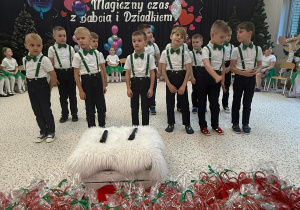 „Wspomnienia, które łączą pokolenia...”- Dzień Babci i Dziadka w grupie VI