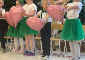 „Wspomnienia, które łączą pokolenia...”- Dzień Babci i Dziadka w grupie VI