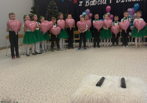 „Wspomnienia, które łączą pokolenia...”- Dzień Babci i Dziadka w grupie VI