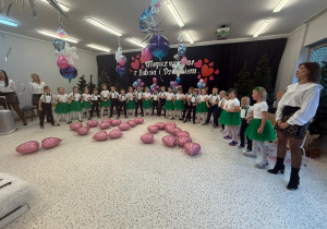 „Wspomnienia, które łączą pokolenia...”- Dzień Babci i Dziadka w grupie VI