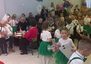 „Wspomnienia, które łączą pokolenia...”- Dzień Babci i Dziadka w grupie VI