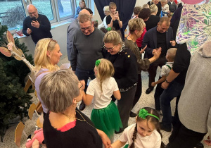 „Wspomnienia, które łączą pokolenia...”- Dzień Babci i Dziadka w grupie VI