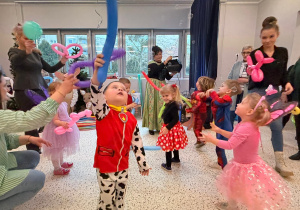 "Karnawał z Babcią i Dziadkiem" w grupie IX