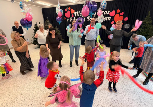 "Karnawał z Babcią i Dziadkiem" w grupie IX