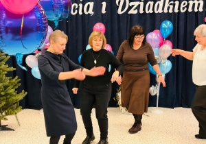 "Karnawał z Babcią i Dziadkiem" w grupie IX