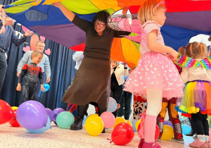 "Karnawał z Babcią i Dziadkiem" w grupie IX