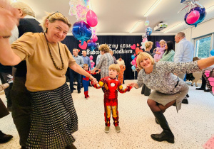 "Karnawał z Babcią i Dziadkiem" w grupie IX