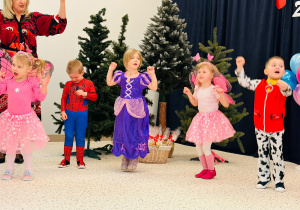 "Karnawał z Babcią i Dziadkiem" w grupie IX