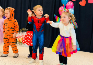 "Karnawał z Babcią i Dziadkiem" w grupie IX