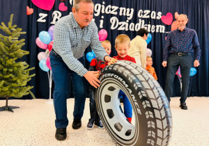 "Karnawał z Babcią i Dziadkiem" w grupie IX