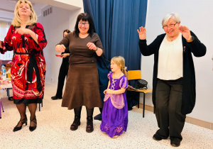 "Karnawał z Babcią i Dziadkiem" w grupie IX