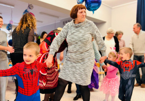 "Karnawał z Babcią i Dziadkiem" w grupie IX