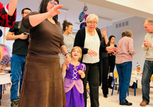 "Karnawał z Babcią i Dziadkiem" w grupie IX