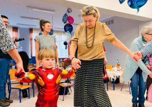"Karnawał z Babcią i Dziadkiem" w grupie IX