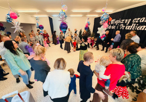 "Karnawał z Babcią i Dziadkiem" w grupie IX