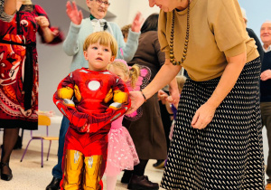 "Karnawał z Babcią i Dziadkiem" w grupie IX