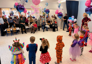 "Karnawał z Babcią i Dziadkiem" w grupie IX