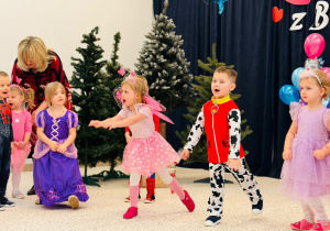 "Karnawał z Babcią i Dziadkiem" w grupie IX