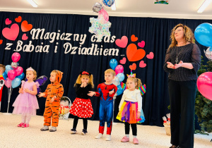 "Karnawał z Babcią i Dziadkiem" w grupie IX