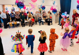 "Karnawał z Babcią i Dziadkiem" w grupie IX