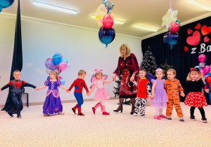 "Karnawał z Babcią i Dziadkiem" w grupie IX