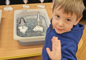 Odkrywamy zimę przez zabawę gr VII