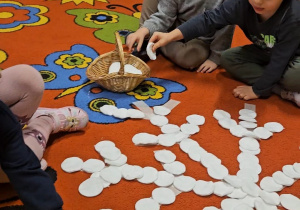 Odkrywamy zimę przez zabawę gr VII