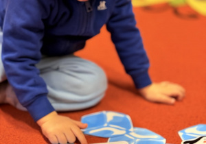 Odkrywamy zimę przez zabawę gr VII