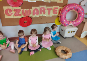 "Gdy Ci smutno, gdy Ci źle, pączek rozweseli Cię!" - Tłusty czwartek w grupie IX