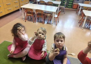 "Gdy Ci smutno, gdy Ci źle, pączek rozweseli Cię!" - Tłusty czwartek w grupie IX