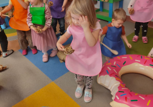 "Gdy Ci smutno, gdy Ci źle, pączek rozweseli Cię!" - Tłusty czwartek w grupie IX