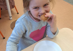 "Gdy Ci smutno, gdy Ci źle, pączek rozweseli Cię!" - Tłusty czwartek w grupie IX