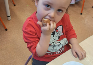 "Gdy Ci smutno, gdy Ci źle, pączek rozweseli Cię!" - Tłusty czwartek w grupie IX