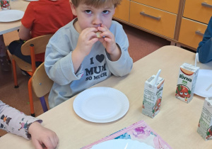 "Gdy Ci smutno, gdy Ci źle, pączek rozweseli Cię!" - Tłusty czwartek w grupie IX