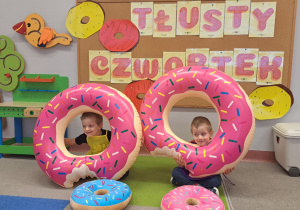 "Gdy Ci smutno, gdy Ci źle, pączek rozweseli Cię!" - Tłusty czwartek w grupie IX