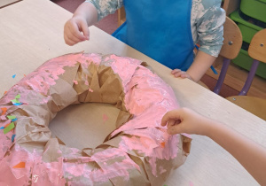 "Gdy Ci smutno, gdy Ci źle, pączek rozweseli Cię!" - Tłusty czwartek w grupie IX