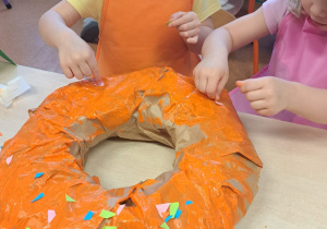 "Gdy Ci smutno, gdy Ci źle, pączek rozweseli Cię!" - Tłusty czwartek w grupie IX