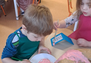 "Gdy Ci smutno, gdy Ci źle, pączek rozweseli Cię!" - Tłusty czwartek w grupie IX