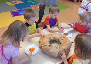 "Gdy Ci smutno, gdy Ci źle, pączek rozweseli Cię!" - Tłusty czwartek w grupie IX
