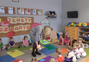 "Gdy Ci smutno, gdy Ci źle, pączek rozweseli Cię!" - Tłusty czwartek w grupie IX