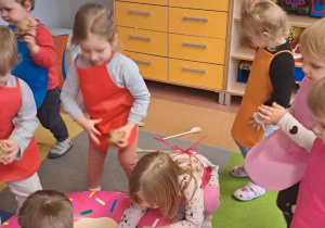 "Gdy Ci smutno, gdy Ci źle, pączek rozweseli Cię!" - Tłusty czwartek w grupie IX